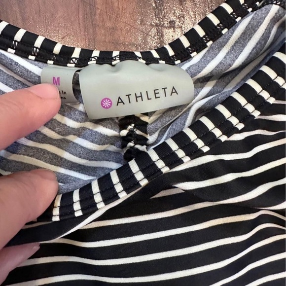 Athleta black and white long sleeve shirt- rouched back detail. size medium - Picture 3 of 4